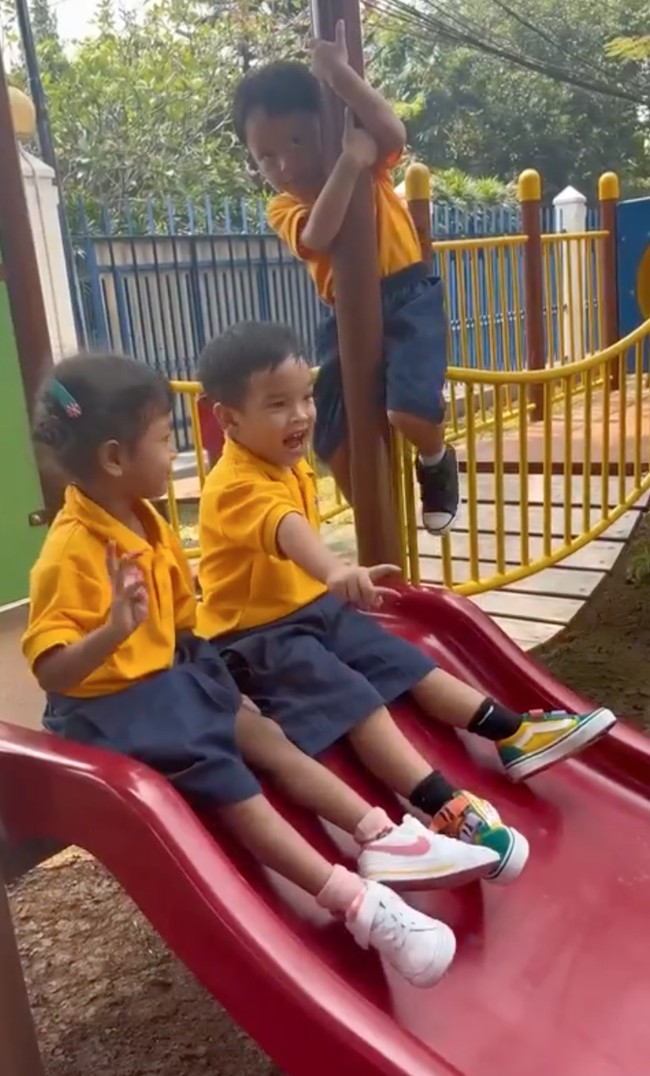 Sudah masuk sekolah, Gala juga jadi memiliki banyak teman. Begini potretnya saat sedang bermain bersama teman-temannya. Foto: Instagram/@galaasky