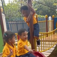 Sudah masuk sekolah, Gala juga jadi memiliki banyak teman. Begini potretnya saat sedang bermain bersama teman-temannya. Foto: Instagram/@galaasky