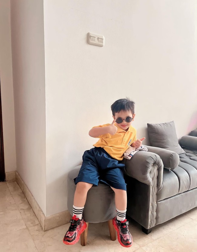 Gala Sky kini juga sudah jago berpose. Lihat saja gayanya mengenakan seragam ditambah dengan kaca mata hitam yang satu ini. Foto: Instagram/@galaasky