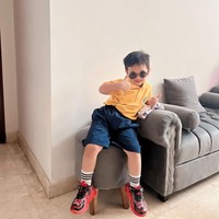 Gala Sky kini juga sudah jago berpose. Lihat saja gayanya mengenakan seragam ditambah dengan kaca mata hitam yang satu ini. Foto: Instagram/@galaasky