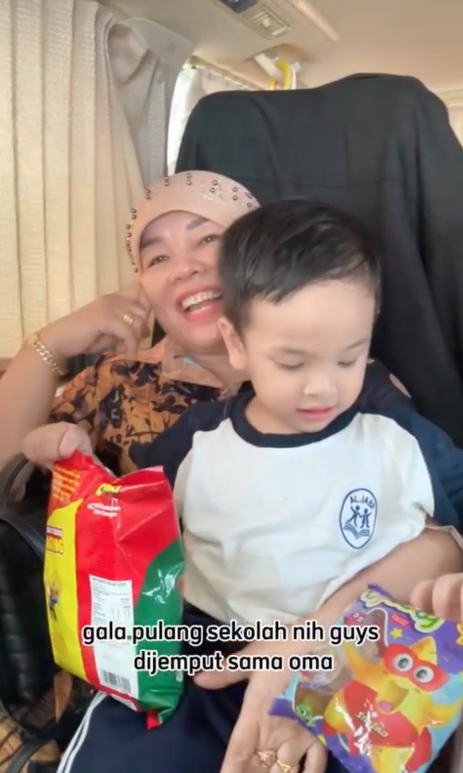 Setiap pulang dan pergi sekolah Gala juga selalu diantar dan dijemput oleh omanya. Tak hanya jago berpose, Gala juga kini semakin pintar dan jago ngomong. Foto: Instagram/@galaasky