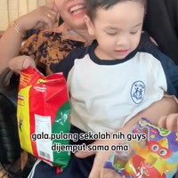 Setiap pulang dan pergi sekolah Gala juga selalu diantar dan dijemput oleh omanya. Tak hanya jago berpose, Gala juga kini semakin pintar dan jago ngomong. Foto: Instagram/@galaasky