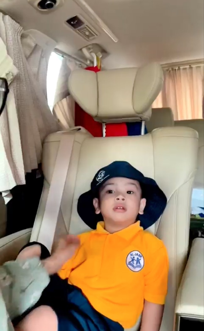 Gala Sky Ardiansyah, putra mendiang Vanessa Angel dan Bibi Ardiansyah kini sudah semakin dewasa. Bahkan saat ini Gala sudah mulai masuk sekolah. Foto-foto Gala saat mengenakan seragam pun dibagikan ke media sosial dan berhasil mencuri atensi. Foto: Instagram/@galaasky