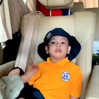 Gala Sky Ardiansyah, putra mendiang Vanessa Angel dan Bibi Ardiansyah kini sudah semakin dewasa. Bahkan saat ini Gala sudah mulai masuk sekolah. Foto-foto Gala saat mengenakan seragam pun dibagikan ke media sosial dan berhasil mencuri atensi. Foto: Instagram/@galaasky