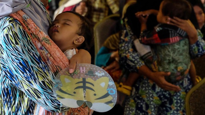 Peserta menggendong bayinya saat mengikuti Edukasi Pencegahan Stunting pada 1000 Hari Pertama Kehidupan di Kota Solo, Jawa Tengah, Kamis (7/9/2023). Edukasi tersebut digelar sebagai upaya pencegahan dan percepatan penurunan stunting pada balita guna mendukung program prioritas pemerintah dengan target nasional prevalensi stunting turun hingga 14 persen pada tahun 2024. ANTARAFOTO/Maulana Surya/rwa.