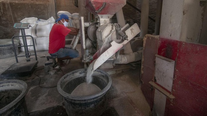 Pelaku usaha penggilingan padi mengemas beras yang telah jadi di Desa Kopen, Teras, Boyolali, Kamis (7/9/2023). Pelaku usaha penggilingan padi mengungkapkan untuk produksi beras saat ini mengalami penurunan yang biasanya mengolah 7 ton gabah per hari menjadi 3 ton gabah per hari karena hasil panen padi turun saat musim kemarau, sedangkan harga jual beras mengalami kenaikan dari Rp10.000 per kilogram menjadi Rp12.500 per kilogram beras C4, Rp11.000 per kilogram menjadi Rp13.000 per kilogram beras membramo, dan Rp12.000 per kilogram menjadi Rp14.000 per kilogram beras mentik wangi. ANTARA FOTO/Aloysius Jarot Nugroho/tom.