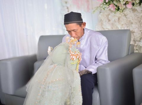 Hasil foto  Andi Muh Syarif, yang membantu edit foto pernikahan yang dihinggapi ribuan lalat, viral di media sosial.