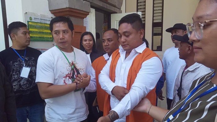 I Gede Santiana alias Dede Anggur dan I Dewa Gede Raka Subawa alias Bembem dituntut hukuman penjara enam tahun atas perbuatannya menganiaya Eka hingga tewas, Kamis (7/9/2023). (Aryo Mahendro/detikBali).