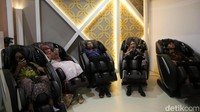 Jurnalis memanfaatkan fasilitas kursi pijat di area relaksasi Media Center Konferensi Tingkat Tinggi (KTT) ke-43 ASEAN di Jakarta, Rabu (7/9/2023).  