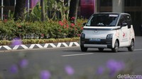 Ia menambahkan seluruh unit Air ev yang tampak wara-wiri di KTT ke-43 ASEAN ini merupakan varian Long Range berwarna Pristine White. Wuling menghadirkan livery khusus dengan logo resmi KTT ASEAN dan tulisan Shaping Clean Tomorrow.