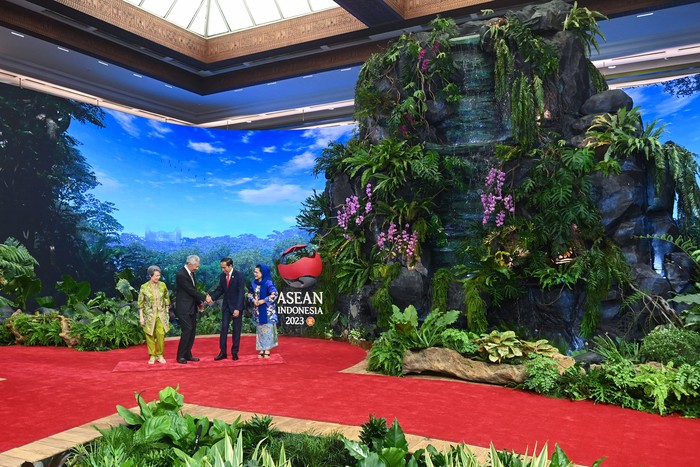 The Prime Minister of SIngapore Lee Hsien Loong (second left) and spouse Ho Ching arrives at the 43rd ASEAN Summit 2023 venue in Jakarta Convention Center, Jakarta, Tuesday (5/9/2023). Media Center of The ASEAN Summit 2023/Aditya Pradana Putra/aww/mifta. *** Local Caption *** Presiden Joko Widodo (kedua kanan) didampingi Ibu Negara Iriana Joko Widodo (kanan) menyambut kedatangan Perdana Menteri Singapura Lee Hsien Loong (kedua kiri) dan istri Ho Ching di lokasi pembukaan KTT ke-43 ASEAN di Jakarta Convention Center, Jakarta, Selasa (5/9/2023). Media Center KTT ASEAN 2023/Aditya Pradana Putra/aww.