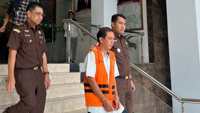 Jaksa saat menahan tersangka BS setelah ditetapkan sebagai tersangka