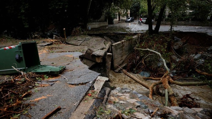 A view shows a destroyed main road connecting the touristic villages of Portaria and Makrynica,  after torrential rains  destroyed the  infrastructure and caused flooding in the area, in Portaria, Greece, September 6, 2023.  REUTERS/Louisa Gouliamaki