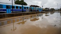 Stasiun kereta api di Volos, Yunani, terendam banjir akibat Badai Daniel. 