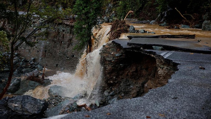 A view shows a destroyed main road connecting the touristic villages of Portaria and Makrynica, after torrential rains destroyed the infrastructure and caused flooding in the area, in Portaria, Greece, September 6, 2023. REUTERS/Louisa Gouliamaki