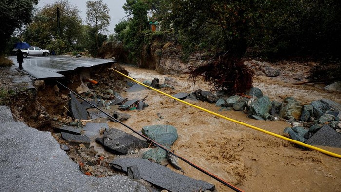 A view shows a destroyed main road connecting the touristic villages of Portaria and Makrynica,  after torrential rains  destroyed the  infrastructure and caused flooding in the area, in Portaria, Greece, September 6, 2023.  REUTERS/Louisa Gouliamaki