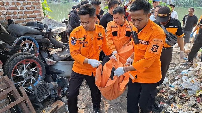 Jenazah bocah diduga autis yang ditemukan di Kali Surabaya, kawasan Jalan Pulo Wonokromo, Surabaya.