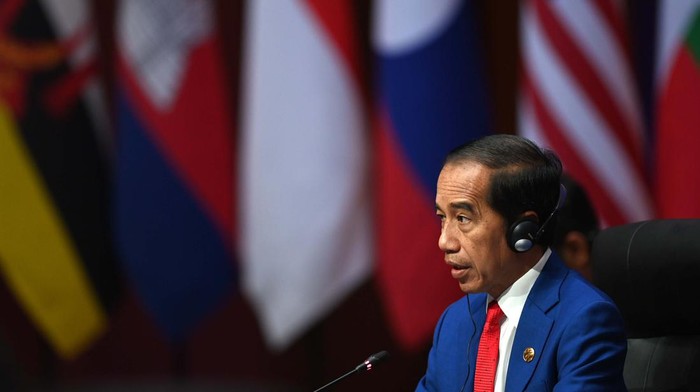 Jokowi Minta Kerja Sama Ekonomi ASEAN-India Diperkuat The President Joko Widodo (sixth left) pose for a photo with several heads of state (from left) the President of the Philippines Ferdinand Marcos Jr., the Prime Minister of Singapore Lee Hsien Loong, the Head of Delegation of The Kingdom of Thailand Sarun Charoensuwan, the Prime Minister of Viet Nam Pham Minh Chinh, the Prime Minister of India Narendra Modi, the Prime Minister of Lao PDR Sonexay Siphandone, the Sultan of Brunei Darussalam Hassanal Bolkiah, the Prime Minister of Cambodia Hun Manet, the Prime Minister of Malaysia Dato’ Seri Anwar Ibrahim, the Prime Minister of Timor Leste Xanana Gusmao ahead of the 20th ASEAN-India Summit in Jakarta, Thursday (7/9/2023). Media Center of ASEAN Summit 2023/Dwi Prasetya/foc/ratih.