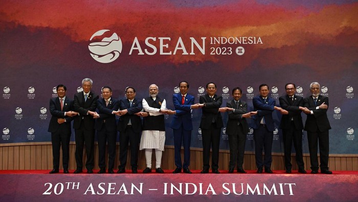 Jokowi Minta Kerja Sama Ekonomi ASEAN-India Diperkuat The President Joko Widodo (sixth left) pose for a photo with several heads of state (from left) the President of the Philippines Ferdinand Marcos Jr., the Prime Minister of Singapore Lee Hsien Loong, the Head of Delegation of The Kingdom of Thailand Sarun Charoensuwan, the Prime Minister of Viet Nam Pham Minh Chinh, the Prime Minister of India Narendra Modi, the Prime Minister of Lao PDR Sonexay Siphandone, the Sultan of Brunei Darussalam Hassanal Bolkiah, the Prime Minister of Cambodia Hun Manet, the Prime Minister of Malaysia Dato’ Seri Anwar Ibrahim, the Prime Minister of Timor Leste Xanana Gusmao ahead of the 20th ASEAN-India Summit in Jakarta, Thursday (7/9/2023). Media Center of ASEAN Summit 2023/Dwi Prasetya/foc/ratih.