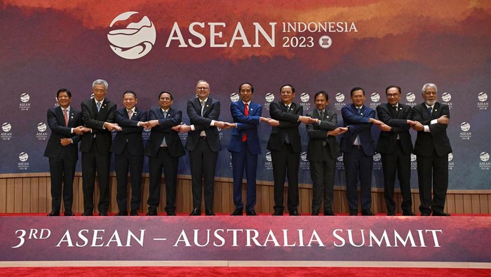 Jokowi Sebut Australia Bukan Hanya Tetangga Bagi ASEAN Presiden Joko Widodo (Jokowi) memimpin Konferensi Tingkat Tinggi (KTT) ASEAN-Australia di JCC, Sanayan, Jakarta, Kamis (7/9/2023). Kepada Perdana Menteri (PM) Australia Anthony Albanese, Jokowi mengatakan bahwa bagi ASEAN, Australia bukan sekadar tetangga.