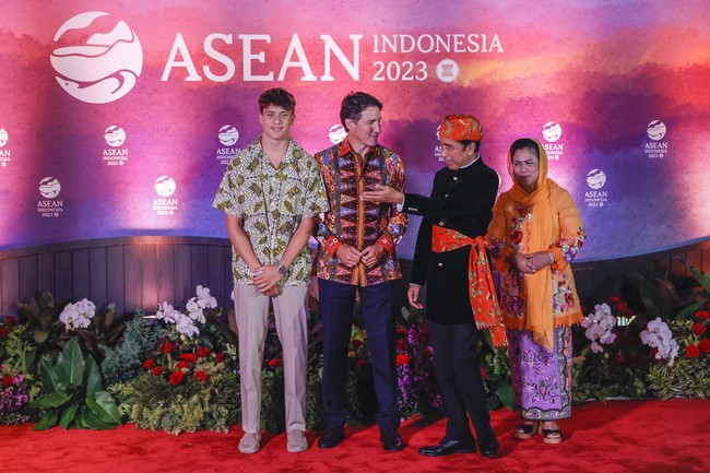 Sebelum bersantap dan menikmati suguhan musik dan tarian, Trudeau dan Xavier berfoto bersama Presiden Joko Widodo dan Ibu Negara Iriana yang tampil dengan busana adat Betawi. (Foto: Mast Irham/Pool Photo via AP)