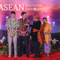 Sebelum bersantap dan menikmati suguhan musik dan tarian, Trudeau dan Xavier berfoto bersama Presiden Joko Widodo dan Ibu Negara Iriana yang tampil dengan busana adat Betawi. (Foto: Mast Irham/Pool Photo via AP)