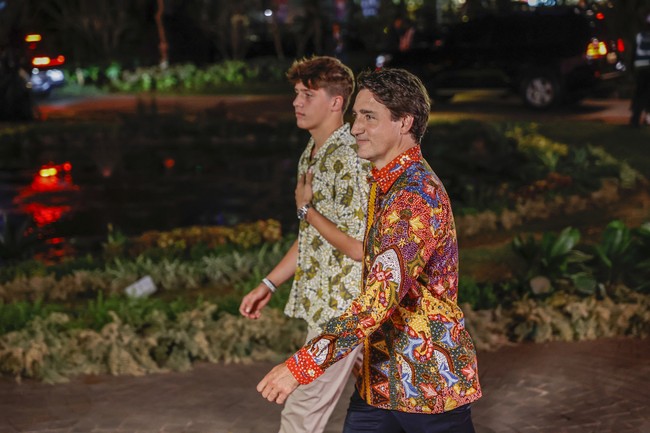 Trudeau dan Xavier kompak berkemeja batik. Justin muncul dengan kemeja lengan panjang yang bercorak meriah, sementara Xavier mengandalkan batik bernuansa kehijauan. (Foto: Mast Irham/Pool Photo via AP)