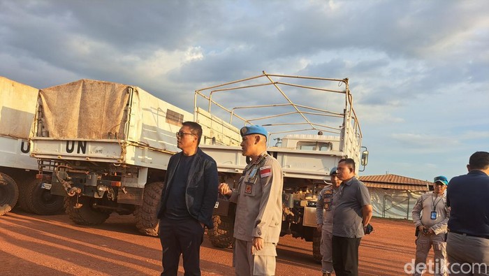 Kadiv Hubinter Polri Irjen Krishna Murti di Camp Garuda FPU Indonesia di Bangui, Afrika Tengah.
