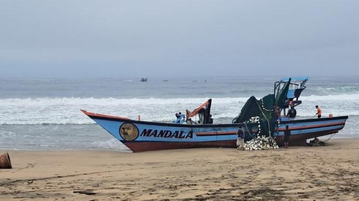 Kapal nelayan Prigi, Trenggalek, yang terdampar di Pantai Gayasan, Blitar.
