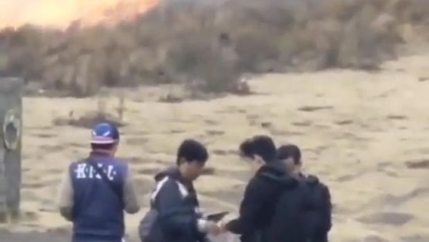 Kebakaran Gunung Bromo gegara ulah pengunjung bawa flare untuk prewedding