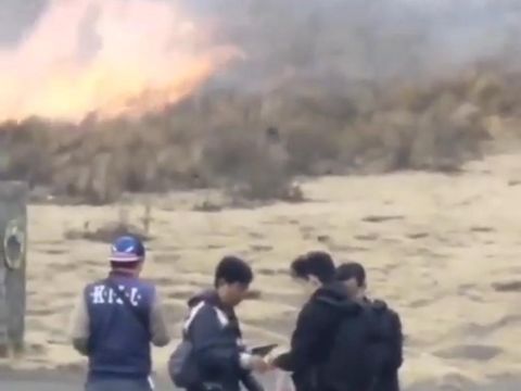 Kebakaran Gunung Bromo gegara ulah pengunjung bawa flare untuk prewedding