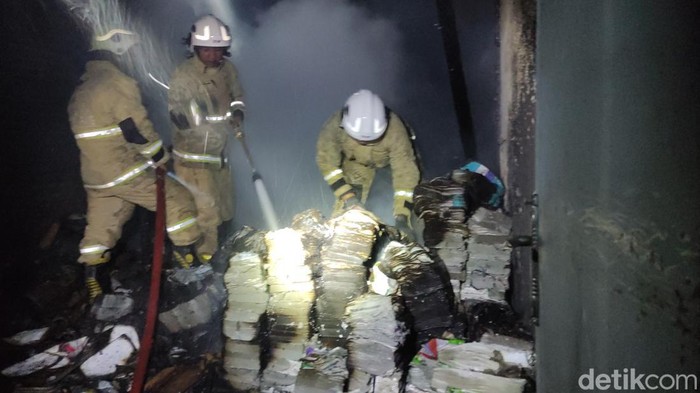 Gudang buku di Semarang terbakar.