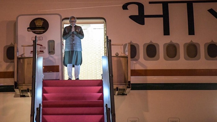 Kedatangan Perdana Menteri India Narendra Modi Perdana Menteri India Narendra Modi menyapa penari saat tiba di Terminal VVIP Bandara Soekarno Hatta, Banten, Kamis (7/9/2023). ANTARA FOTO/Media Center KTT ASEAN 2023/Raisan Al Farisi/aww.