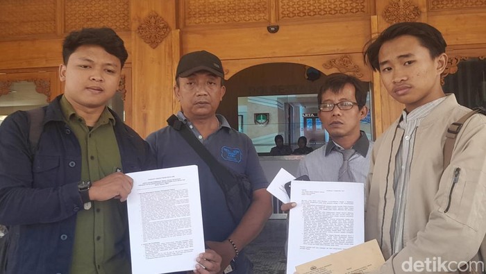 Ketua BEM Fakultas MIPA UNS M Khoirul Umam (jaket cokelat), saat ditemui di Mapolresta Solo, Kamis (7/9/2023).