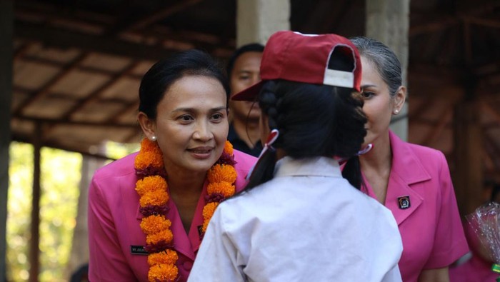 Ketua Umum Bhayangkari, Ny. Juliati Sigit Prabowo bersama Ketua Bhayangkari Daerah Bali, Ny. Ira Ida Bagus turun langsung di kegiatan baksos, Banjar Dinas Munti Gunung, Desa Tianyar Tengah, Kecamatan Kubu, Kabupaten Karangasem, Rabu (6/9/23).