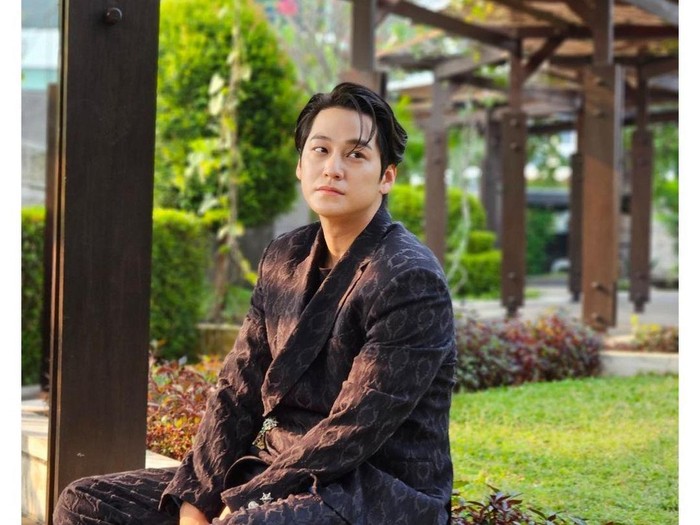 Kim Bum makan nasi goreng dan sate ayam