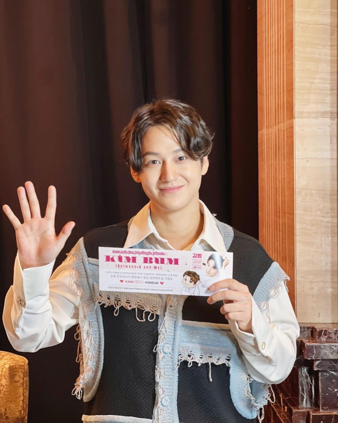 Kim Bum makan nasi goreng dan sate ayam
