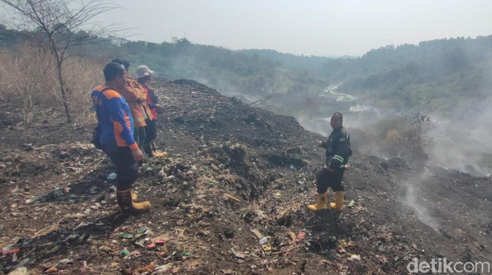 Kondisi kebakaran lahan eks TPA Panembong, Subang, Kamis (7/9/2023).