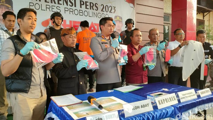 Konferensi pers di Polres Probolinggo terkait kebakaran Bromo yang dipicu ulah pengunjung.