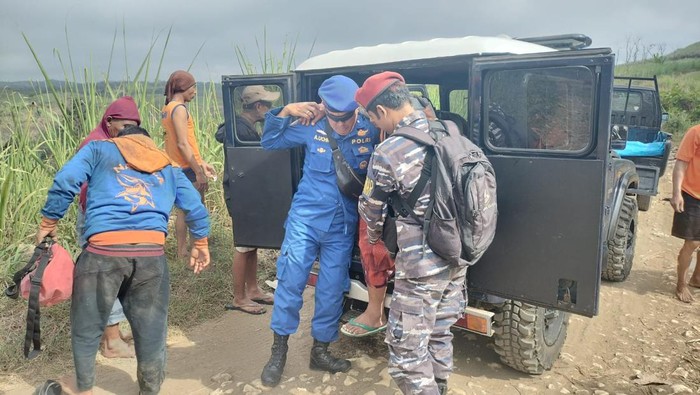 Korban kapal nelayan Prigi yang terdampar di Pantai Gayasan saat dievakusi ke Puskesmas Wonotirto, Blitar.