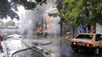 Serangan rudal ini menyebabkan ledakan besar dan kebakaran.  