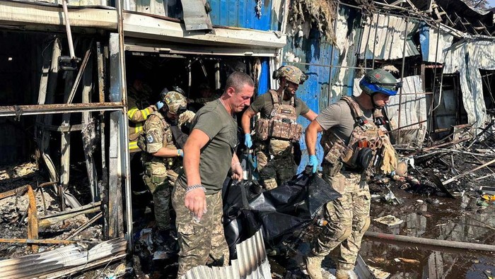 Police officers and rescuers carry the body of a person killed by a Russian military strike, amid Russias attack on Ukraine, in Kostiantynivka, Donetsk region, Ukraine September 6, 2023. Press service of the Interior Ministry of Ukraine/Handout via REUTERS ATTENTION EDITORS - THIS IMAGE HAS BEEN SUPPLIED BY A THIRD PARTY.
