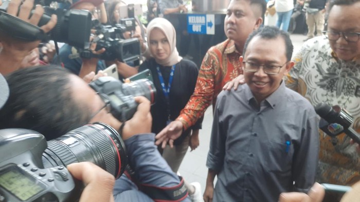 Kuncoro Wibowo berkemeja abu-abu