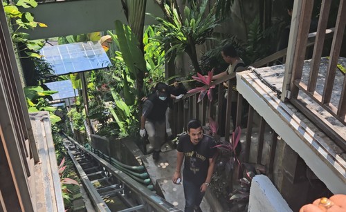 Polisi saat melakukan olah tempat kejadian perkara (TKP) kasus lift Ayuterra Resort, di Desa Kedewatan Ubud, Gianyar, Bali, Kamis (7/8/2023).
