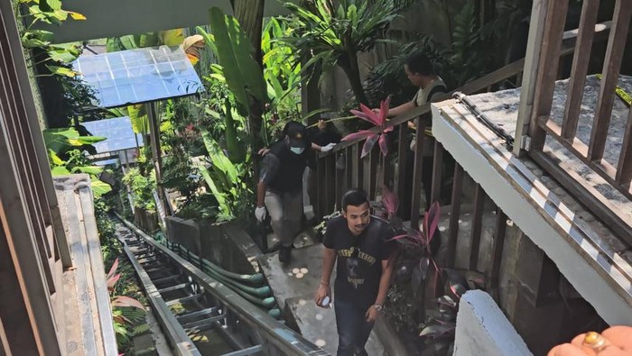 Polisi saat melakukan olah tempat kejadian perkara (TKP) kasus lift Ayuterra Resort, di Desa Kedewatan Ubud, Gianyar, Bali, Kamis (7/8/2023).