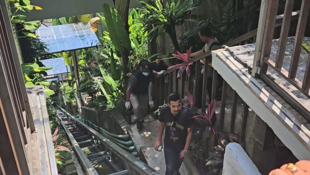 Polisi saat melakukan olah tempat kejadian perkara (TKP) kasus lift Ayuterra Resort, di Desa Kedewatan Ubud, Gianyar, Bali, Kamis (7/8/2023).