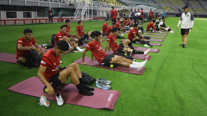 Sejumlah pemain Timnas Indonesia mengikuti latihan di Stadion Gelora Bung Tomo, Surabaya, Jawa Timur, Kamis (7/9/2023). Latihan tersebut digelar sebagai persiapan jelang FIFA Matchday melawan Timnas Turkmenistan pada 8 September di Stadion Gelora Bung Tomo, Surabaya. ANTARA FOTO/Moch Asim/rwa.