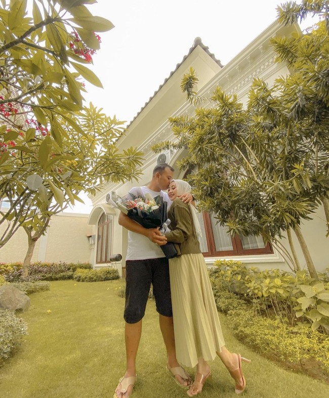 Pada 2021, Luluk memposting memberikan buket bunga untuk sang suami. Berpose dengan latar belakang rumah mewah, Luluk memberikan keterangan foto mengucapkan selamat untuk pangkat baru sang suami. Foto: dok. Instagram @luluknurilreal