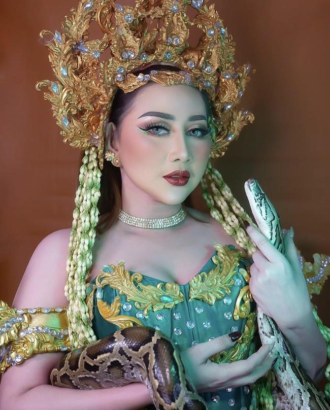 Luluk baru-baru ini mengunggah penampilannya dengan busana tradisional. Dalam pemotretan, Luluk berdandan bak Ratu Nyi Roro Kidul lengkap dengan ular. Foto: dok. Instagram @luluknurilreal