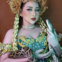 Luluk baru-baru ini mengunggah penampilannya dengan busana tradisional. Dalam pemotretan, Luluk berdandan bak Ratu Nyi Roro Kidul lengkap dengan ular. Foto: dok. Instagram @luluknurilreal